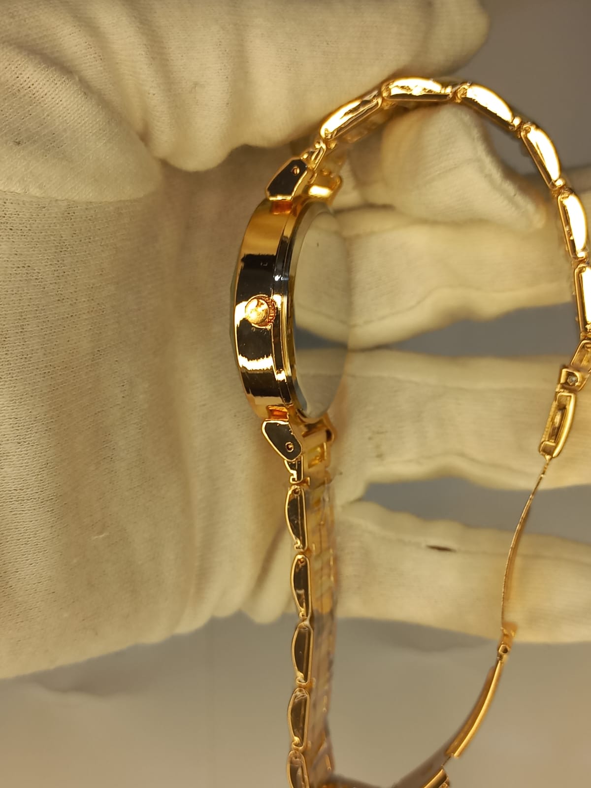 Two Tone Off White Golden Chain Dial